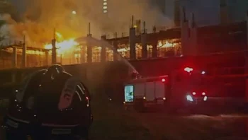 שריפה בחניון תת-קרקעי בפ"ת, אין שליטה באש: "לא להגיע לאזור"