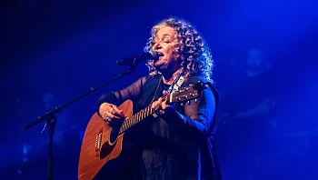לראשונה בקריירה: הזמרת הוותיקה כפי שלא שמעתם אותם מעולם