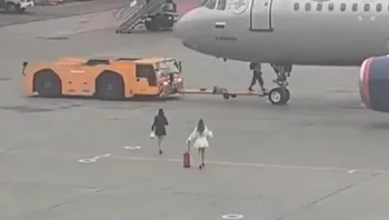 חזקות מהרוח: שתי נשים רדפו על עקבים אחרי מטוס שכבר יצא לדרכו