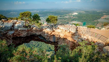 בן 16 נפל במהלך סנפלינג במערת קשת שבגליל, כוחות חילוץ במקום