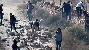 כוחות הגיעו לקוסרה, המתנחלים שלחו תגבורת - והמצור נמשך