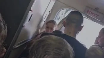 עוכבו במטוס בלי מזגן - בשיא אוגוסט: "ילדים התעלפו" | תיעוד