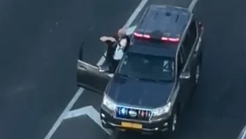 תיעוד חריג: מאבטח של נתניהו שלף נשק בנסיעה בת"א