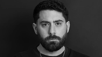 אחרי 8 שנים של פסק זמן: הזמר-יוצר חוזר עם הלב על השולחן