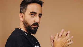 הזמר-יוצר שמפסיק להתנצל: "אני בתהליך העמקה בזהות היהודית שלי"