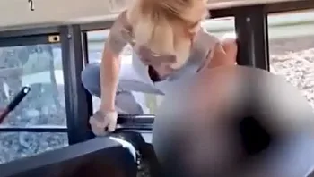 הציקו לבן שלה באוטובוס - אז היא שברה את החלון וטיפסה פנימה