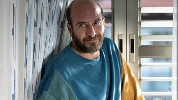 אסי כהן מפרק ב"עצמאות" את המונח גבריות - ובונה סרט מופלא