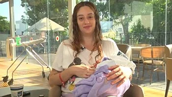 יילד את אשתו בחדר השירותים בביתם: "הרופא אמר שיש עוד זמן"