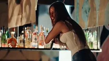 דקירות, דם ומסע נקמה: הקליפ של נועה קירל - וזעם ההורים