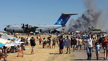 כדור אש לעיני אלפים: מטוס קרב התרסק ביוון, הטייסים נהרגו
