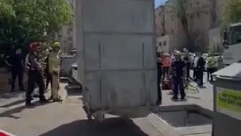 חשד לניסיון רצח מזעזע: צעיר אותר בפח מוטמן בי-ם, אחיו נעצר