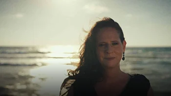 מתנפצת לרסיסים: הזמרת שפורקת את כאב הגירושים דרך המוזיקה