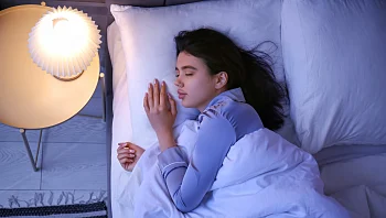 ישנים עם אור בלילה? זה יכול להיות מסוכן משחשבתם