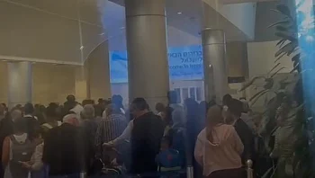 תיעוד חריג מנתב"ג: תורי ענק של שעות בכניסה לישראל לזרים