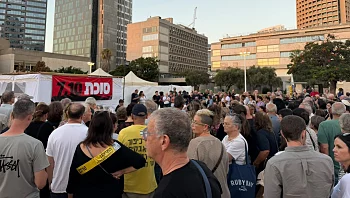 "איך הוא נרדם עם כל ההתרעות?": משפחות 7.10 תקפו ב"סוכת המחדל"