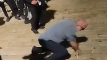 תיעוד: צעירים חרדים תקפו מבוגר ממוצא ערבי בירושלים