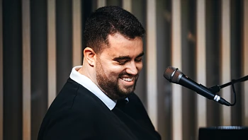 מתוך הטרגדיה המשפחתית: הזמר-יוצר ששר על הכאב והאובדן