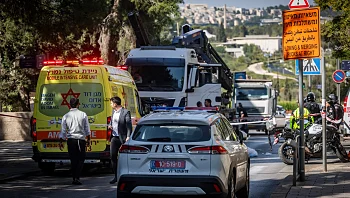 פגע וברח: הולכת רגל כבת 70 נהרגה מפגיעת משאית בי-ם, הנהג נעצר