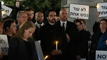 לאחר שהשתתף בטקס זיכרון ל-7.10: פרו-פלסטינים הפגינו נגד ממדאני