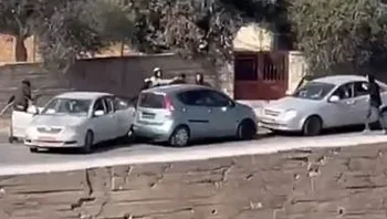 מתנחלים תקפו באלות אב ובנו ברכבם סמוך לרמאללה, בן 15 נעצר