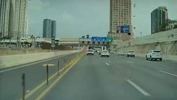 זרק אבנים על מכוניות מגשר באיילון: "זה כמו פיגוע" | תיעוד