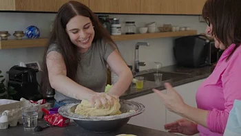 "אף פעם לא ראיתי מישהי שמתרגשת כל כך מאפיית חלה"