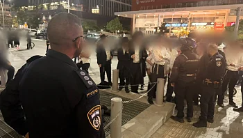 מפגינים חרדים ניסו לפרוץ לבניין משרדים בבני ברק, שניים נעצרו