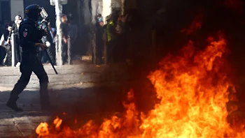 צרפת בוערת: עימותים אלימים ומאות עצורים במחאות ענק