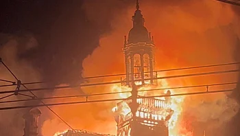 המהומות בצרפת: בית כנסת בפריז הושחת, בניין עירייה קרס בשריפה