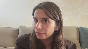 הותקפה מילולית ברחוב בשל מדבקת מפלגה: "לא יפחידו אותנו"