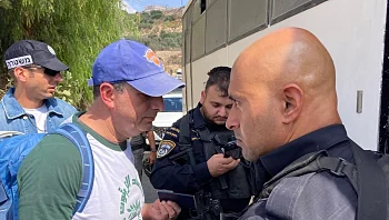 מועמד דמוקרטי לקונגרס והמשנה ליועמ"ש לשעבר עוכבו במסיק זיתים