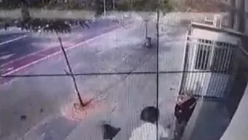 אירוע חריג בגבעת שמואל: חשוד על קורקינט חטף נשק ממאבטח בי"ס