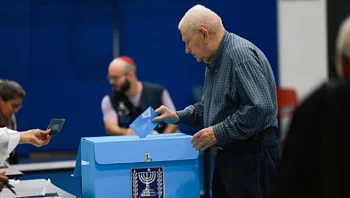 רגע ההכרעה הגיע: הקלפיות נפתחו, הבחירות הגורליות יצאו לדרך