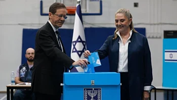 ראשי המפלגות בקלפיות; הרצוג: "צאו להצביע, אין לנו ארץ אחרת"