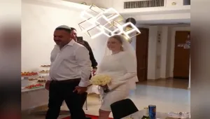 ארגנה מסיבת יום הולדת לבן זוגה, הוא גילה והפתיע אותה בחתונה