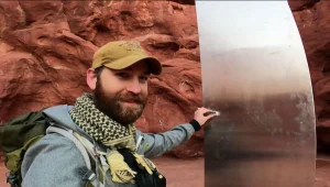 עמוד מתכת התגלה במדבר ונעלם לאחר ימים - האם מדובר בחייזרים?