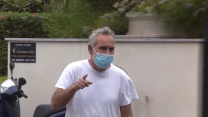 מתלוננת שלישית נגד ציון ארד; מפגינים הגיעו למחות מחוץ לביתו