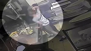 תיעוד מעימות במסעדה: הסכין מושלכת – וננעצת בראשו של עובד