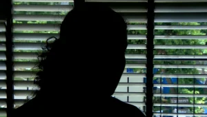 יחס משפיל ומניעת אוכל: העדויות הקשות מתוך המקלט לנשים מוכות