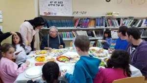 ילדי כיתה א' מודים ל"מאיר השמן"