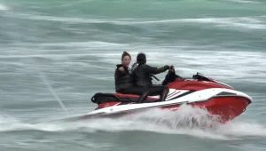 "האדרנלין בשמיים": הגולשים שמחכים לסערה - כדי לתפוס גלים