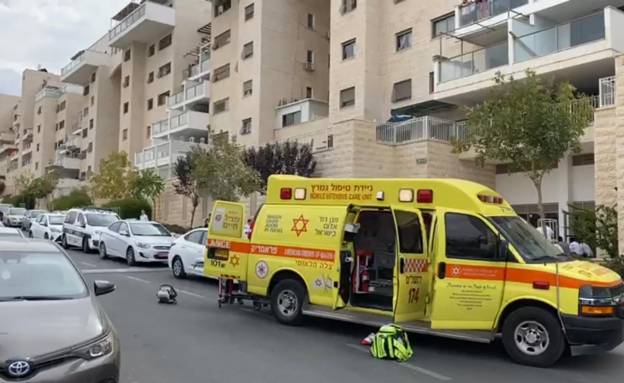 תינוק נמצא מת במיטתו בבית שמש: „ככל הנראה נחנק משרוך של מוצץ” | חדשות 13
