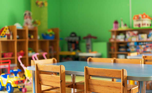 יו”ר השלטון המקומי מאשר: „נביא אלפי עובדים זרים לגני הילדים” | חדשות 13