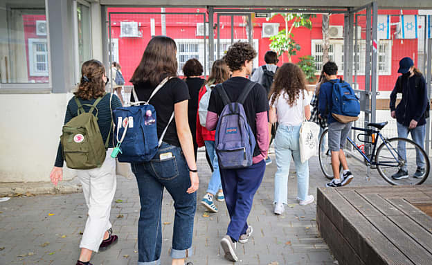 חוזרים ללימודים: שורת רשויות יפתחו מחר את מוסדות החינוך | חדשות 13