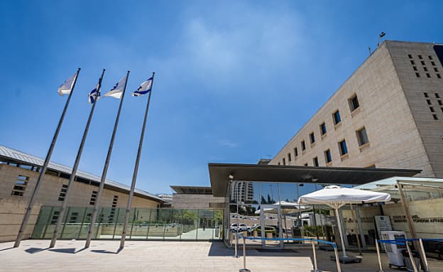 פרשת הדרכונים הדיפולמטיים: חוקרי משטרה פשטו על משרד החוץ | חדשות 13