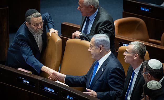 הפרדה מגדרית ותקציב לאברכים: המטרות הסודיות בדיל עם החרדים | חדשות 13