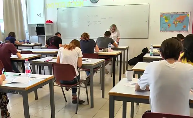 משרד החינוך מקדם: סטודנטים ילמדו חינוך פיננסי בחטיבות הביניים | חדשות 13