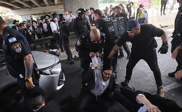 פקקי ענק וחסימות בכביש 4 בשל הפגנת חרדים: „להימנע מלהגיע” | חדשות 13