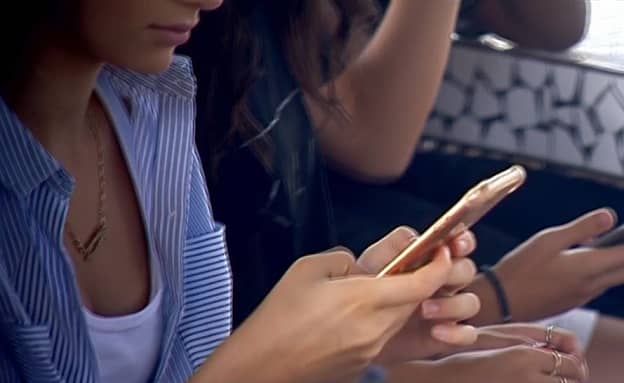 החל מהשנה הבאה: ייאסר השימוש בטלפונים גם בחטיבות הביניים | חדשות 13
