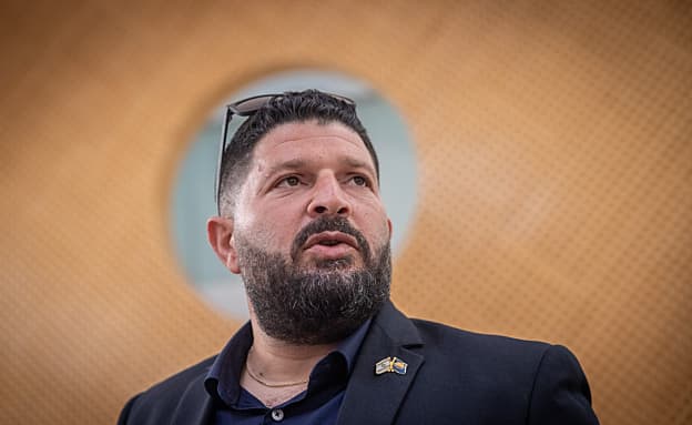 למרות הוראת ביהמ”ש: אלמוג כהן חשף את שם הקצין מאחים לנשק | חדשות 13